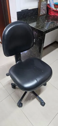 Cadeira de escritório executiva giratória. 