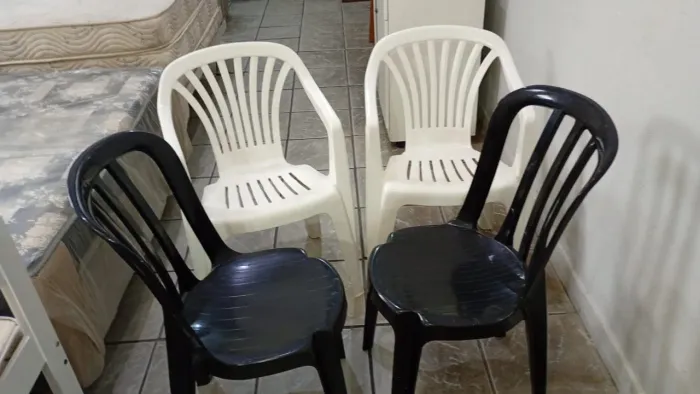 3 cadeiras plásticas inteiras e bem conservadas