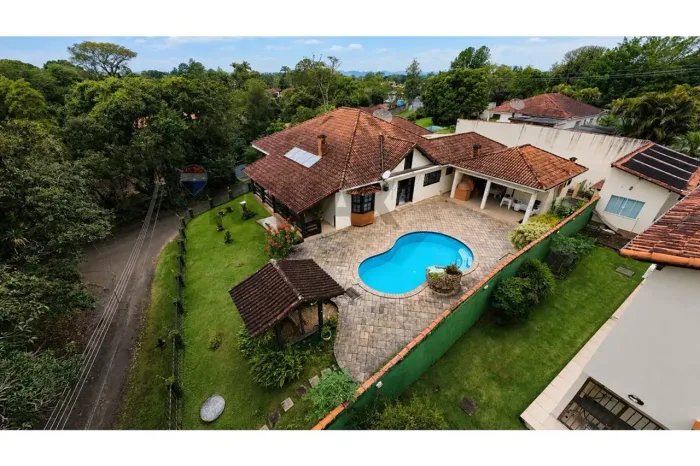 Ampla casa com piscina e área gourmet no Jardim Martinelli Penedo/RJ
