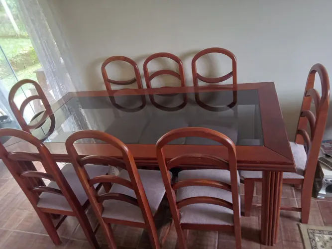 Mesa de Madeira com 8 lugares. 