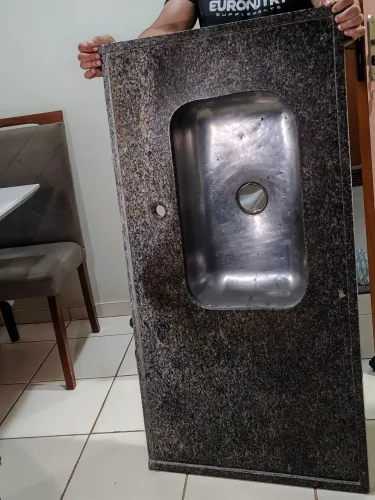 Vendo uma pia, um tanque e uma pedra para bancada