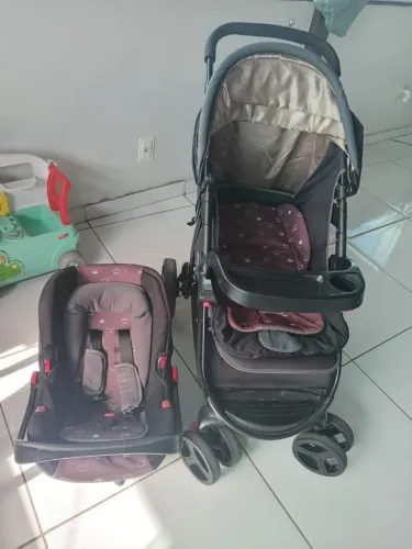 Carrinho de bebê.