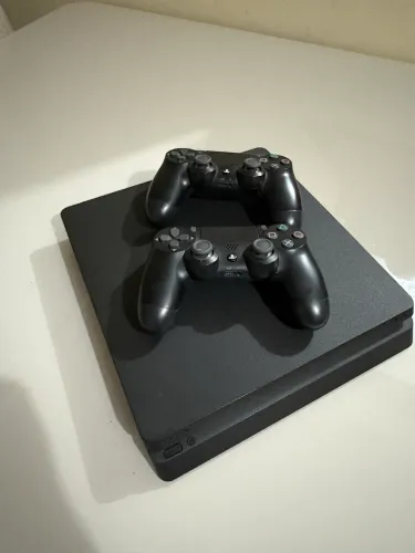 PLAYSTATION 4 SLIM