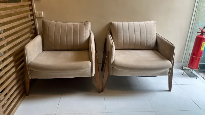 Poltronas Milão - Aveludada, na cor capuccino/ Pés em madeira castanho claro