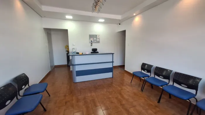 Balcão de atendimento mais cadeiras