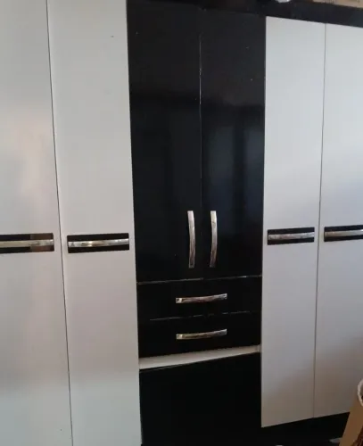  * ROUPA COM 6 PORTAS, PÉS EM ÓTIMO ESTATO DE CONSERVAÇÃO E 1 MESA DE JANTAR 