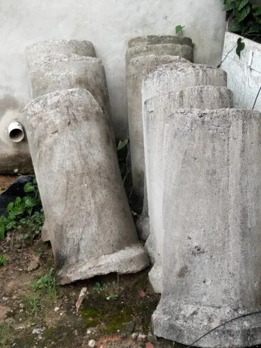Manilha de concreto meia cana medindo 50x100