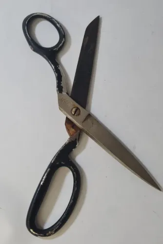 Tesoura de Alfaiate Profissional em Aço Forjado com Olhais Pintados (26 cm)Descrição: Teso