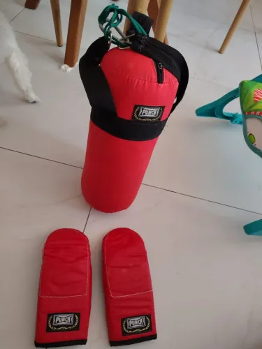 Saco de pancada cheio com luvas de box