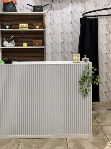 Balcão de loja com papel de parede