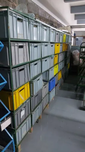 Armário  de ferro para caixas plásticas 