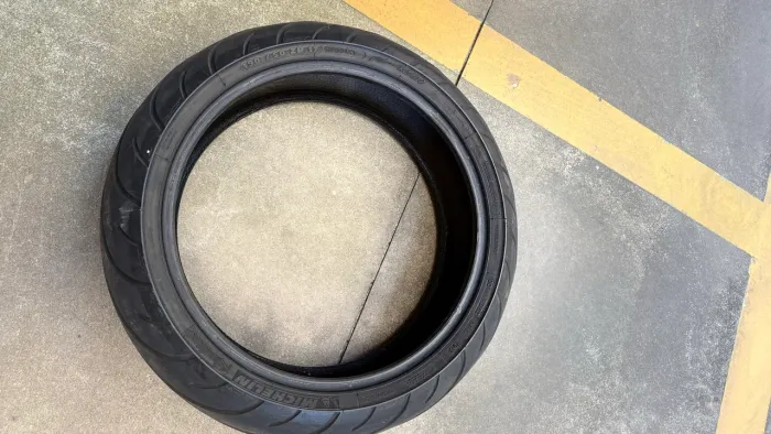 Pneu traseiro 190/50 Michelin - Pneu dianteiro 120/70 pireli