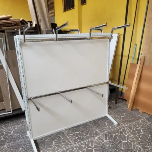 arara para loja de roupas