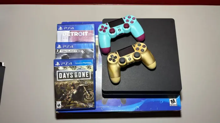 PLAYSTATION PS4 SLIM COM SSD + 2 CONTROLES ORIGINAIS + 3 JOGOS