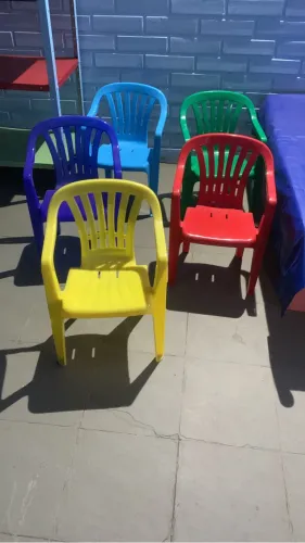 Cadeira de plástico infantil