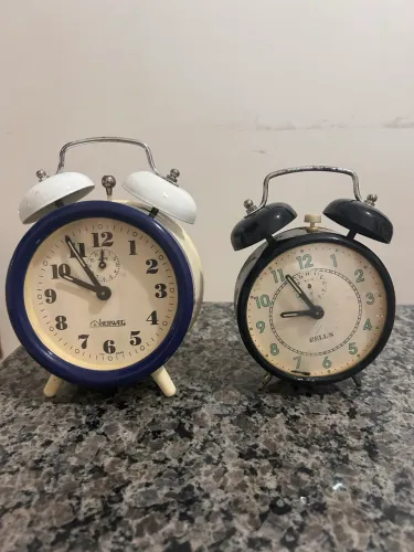 Dois Relógios despertador para decoração 