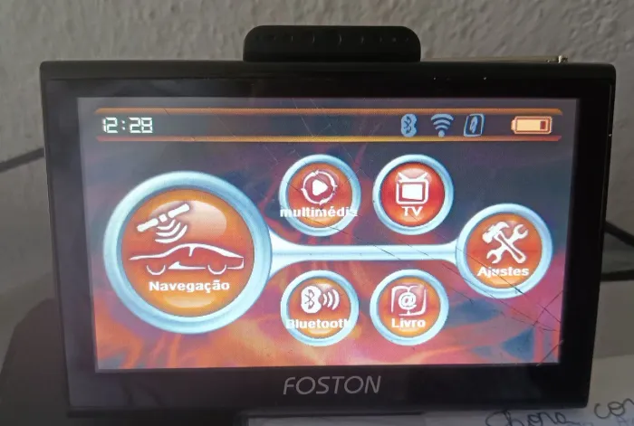 GPS com tv ,cinco polegadas com tela trincada