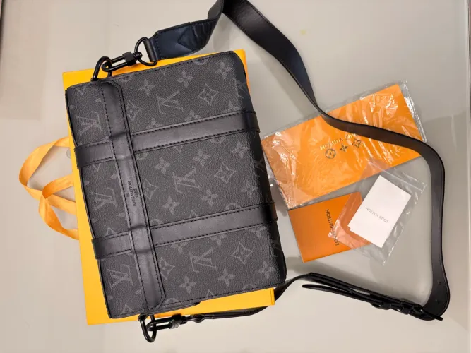 Shoulder Bag Estilo LV Monogram Eclipse - Preta | Excelente Esta