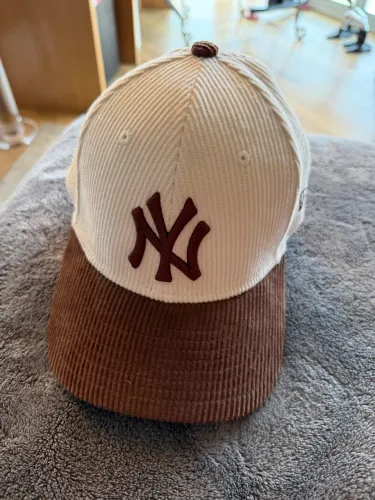 Boné New Era 9FORTY M-Crown New York Yankees em Veludo Cotelê - Novo