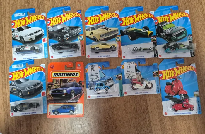 Kit de 10 mimiaturas entre carrinhos e motocicletas.