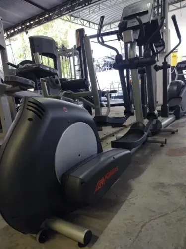 Elíptico Life Fitness Integrity - Profissional