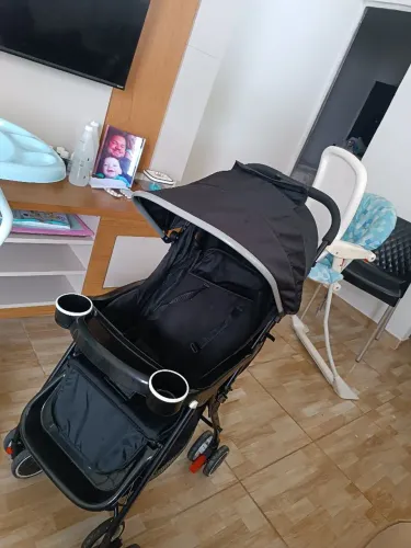 Carrinho de bebe, bebê conforto banheira mais suporte e lixeira 