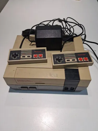 NINTENDO NES 001 COM DOIS CONTROLES E FONTE