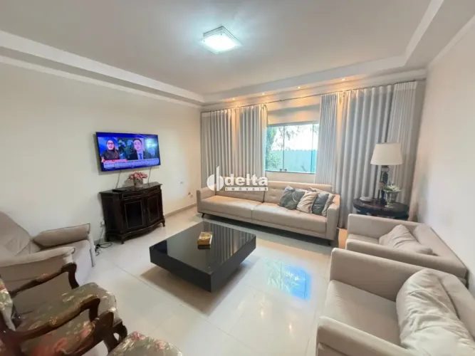 Casa residencial com 3 suítes disponível para locação no bairro Cidade Jardim em Uberlândi