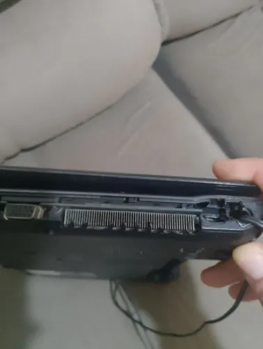Notebook core 5 8 GB de memórias com detalhes na carcaça sem bateria precisa reinstalar 
