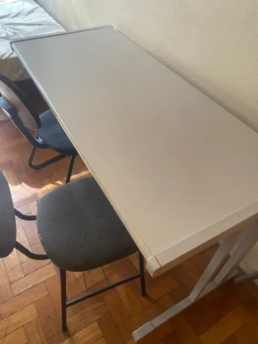 Mesa de estudo e cadeiras 