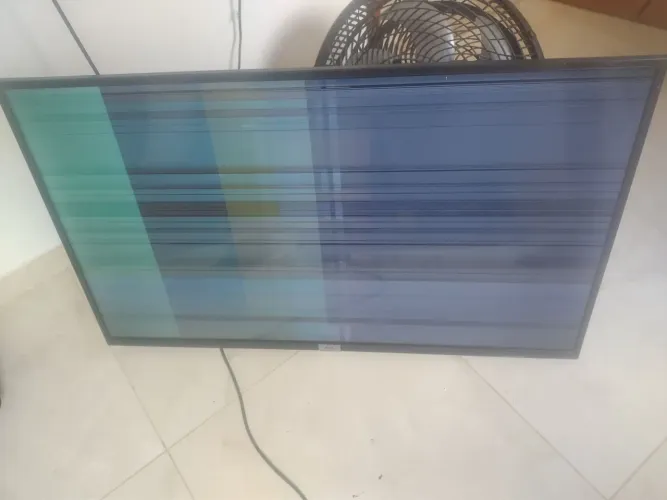 TV TCL 43" com defeito - tem vídeo com listras e o áudio sai normal