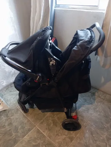 Carrinho com bebê conforto incluso