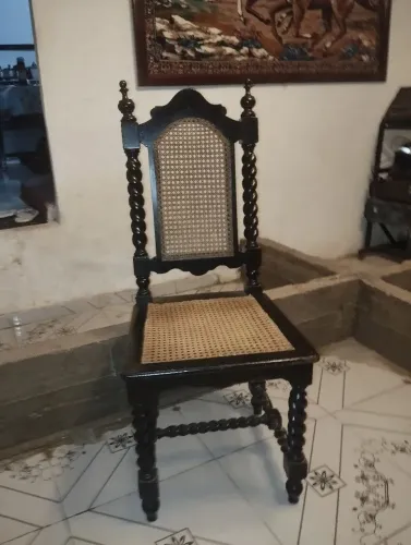 Vendo 1 cadeira antiga em ótimo estado de conservação