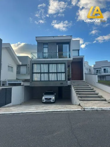 Casa de alto padrão em Arujá com 4 suítes, pé-direito duplo e lazer completo