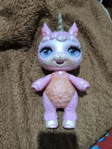 Boneca Rainbow Surprise Poopsie Ovelha com detalhes
