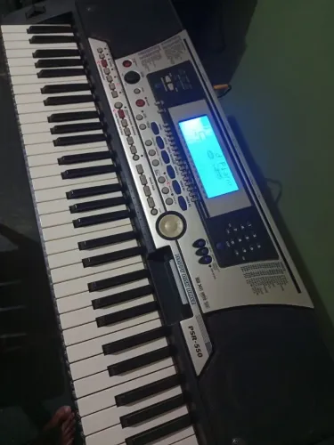 Vendo teclado Yamaha disket psr 550