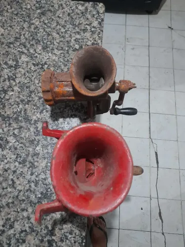 Vendo este moedor de cafe antigo e esse moedor de carne  excelente para decoração 