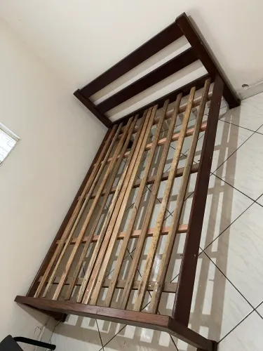 Cama casal de madeira maciça
