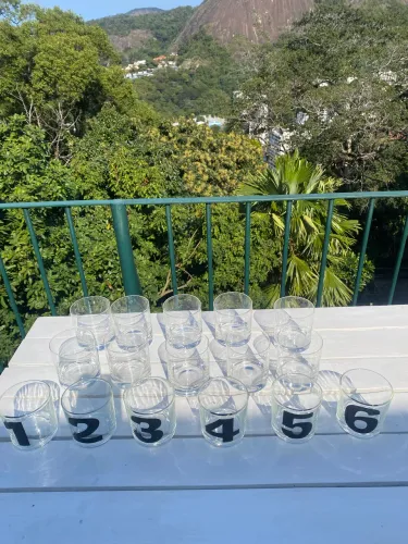 Conjunto lindo de 16 copos de vidro (6 com numeração 1 a 6) e 10 copos lisos