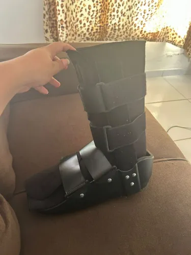 Muleta e bota ortopédica