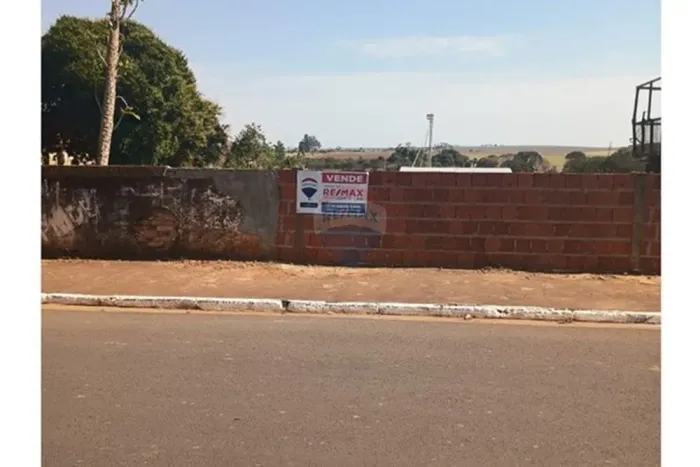 Terreno bem localizado medindo 10x25 totalmente plano