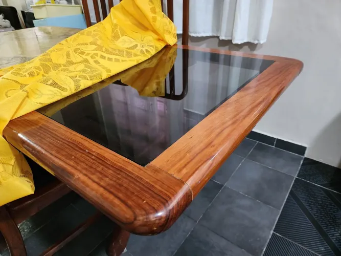 MESA EM MADEIRA MACIÇA. *
