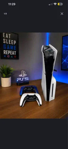 Ps5 mídia física + 2 controles originais.