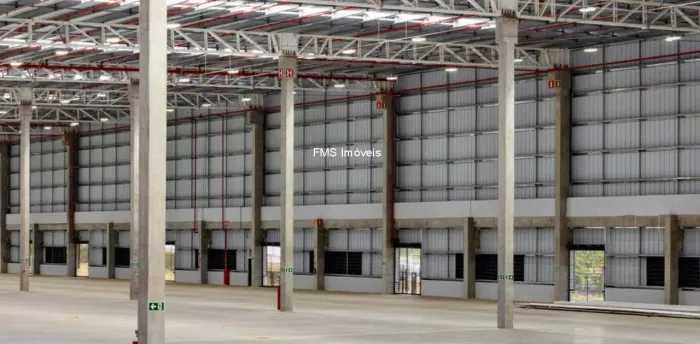 Galpão Comercial para Locação na Vila Carmosina - São Paulo-SP: 1 Sala, 2 Banheiros, 5 Vag