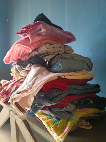Roupas de menina, tem tamanhos variados de BB a 3 anos