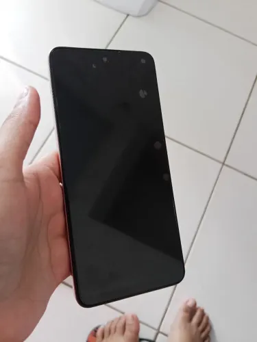 Celular quebrado, ele apenas caiu no chão e não ligou mais,porém ainda não fez ano