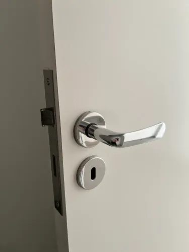Vendo 6 portas com fechadura e dobradiças 