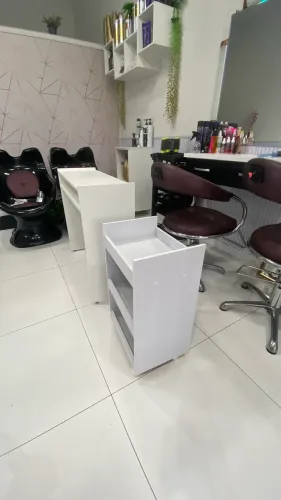 Mesa e carrinho para manicure