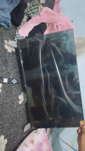 Vendo tv smarte semp tcl de 32 polegada com defeito semi nova não sei pq ela apagou sozim