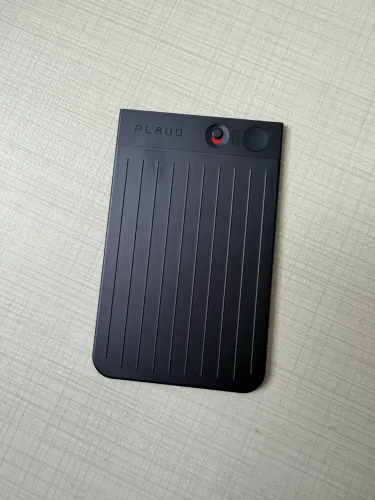 Gravador de voz Plaud Note de 64 GB, com design fino e cor preta.